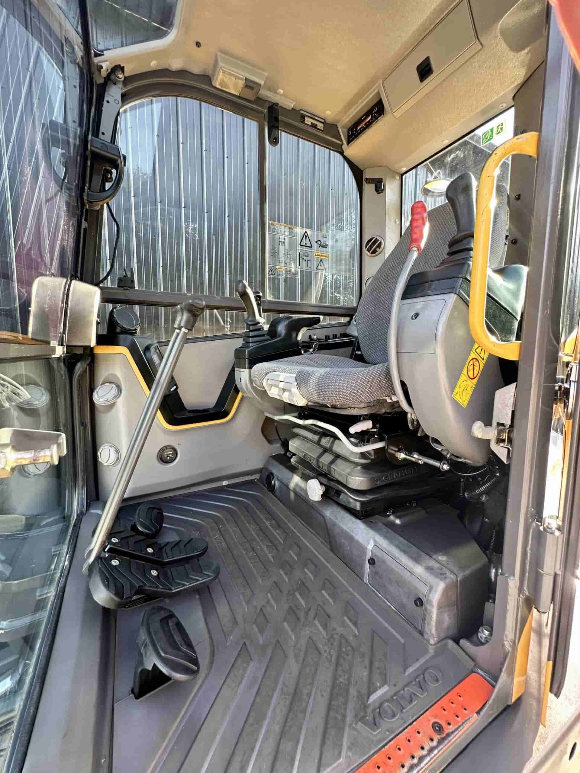 2017 VOLVO ECR88D
